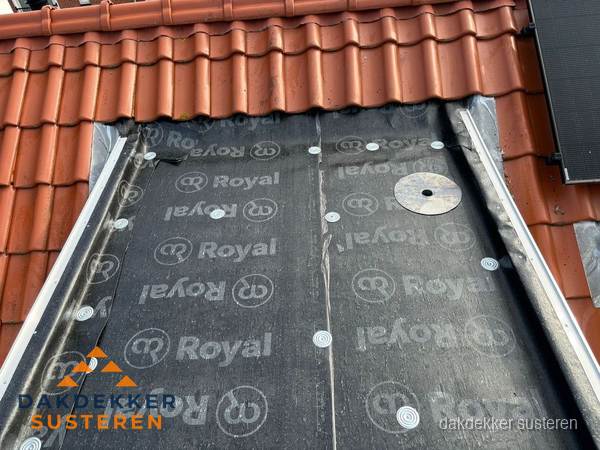 Nieuw dak met dakpannen en Royal onderlaag bij woning in Susteren Nieuw dak met dakpannen en Royal onderlaag bij woning in Susteren