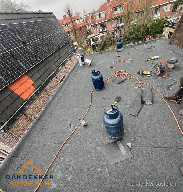 Daklekkage repareren met brandgereedschap op plat dak in Susteren Daklekkage repareren met brandgereedschap op plat dak in Susteren