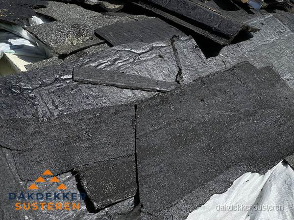 Verwijderd oud bitumen dakleer klaar voor vervanging in Susteren Verwijderd oud bitumen dakleer klaar voor vervanging in Susteren