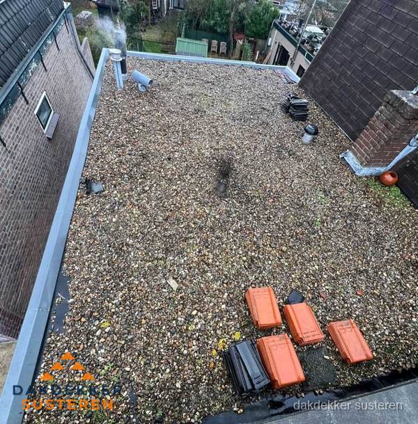 Plat dak met grindballast en dakdoorvoeren in Susteren Plat dak met grindballast en dakdoorvoeren in Susteren