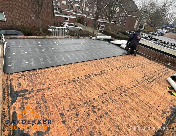 Dakdekker legt onderlaag op plat dak met houten constructie in Susteren Dakdekker legt onderlaag op plat dak met houten constructie in Susteren