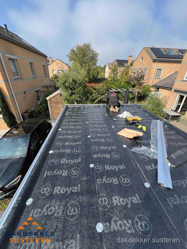 Nieuwe Royal bitumen dakbedekking op plat dak van aanbouw in Susteren Nieuwe Royal bitumen dakbedekking op plat dak van aanbouw in Susteren