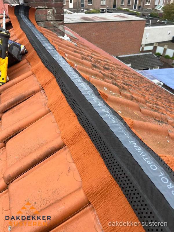 Nokventilatie installeren op hellend pannendak in Susteren Nokventilatie installeren op hellend pannendak in Susteren